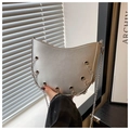 Detailaufnahme der silbernen Halbmondtasche mit Metallkette und eleganter Oberfläche - Silber