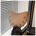 Nahaufnahme der beigen Halbmond-Tasche mit silbernen Ösen und Ketten-Details - Khaki