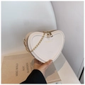Weiße herzförmige Umhängetasche aus Leder mit goldenem Logo und feiner Metallgliederkette - Beige