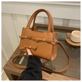 Dettaglio borsa in pelle PU caramello con fiocchi 3D e accenti di strass scintillanti - Marrone