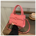 Dettaglio della borsa rosa con fiocchi, decorazioni in strass e finitura liscia - Rosa
