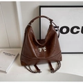 Braune Hobo-Tasche aus Kunstleder mit geometrischer Textur und silberner Schleife - Braun