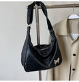 Sac hobo noir en similicuir souple avec papillon argenté et large bandoulière - Noir