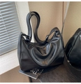 Borsa hobo minimalista in pelle nera patchwork con tracolla larga e cerniera - Nero