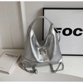 Silberne Hobo-Tasche mit Metallic-Finish, Metallschleife und Ketten-Schultergurt - Silber