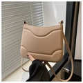 Detalle del bolso tipo cubo beige con textura geométrica y acabado en piel suave - Caqui