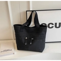 Detail van zwarte canvas shopper met dubbele ritszakken aan de voorkant en trekkers - Zwart