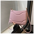 Detalle de bolso cubo rosa claro con diseño geométrico en relieve y herrajes dorados - Rosa