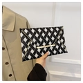 Elegante borsa a busta intrecciata in bianco e nero con fibbia in metallo dorato - Nero