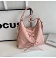 Detailansicht der rosa Hobo-Tasche mit Faltenstruktur, Schleifen und silberner Kette - Rosa