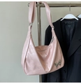 Sac Boston rose en similicuir avec texture florale et ornement papillon argenté - Rose