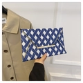 Pochette a busta con motivo a quadri blu e bianchi e bordo in metallo dorato - Blu