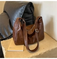 Borsa tote patchwork marrone scuro con tracolla regolabile su base in pietra - Marrone