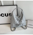 Details der silbernen Hobo-Tasche mit modischer Schleife und Crossbody-Kettenriemen - Silber