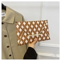Pochette a busta a trama marrone e bianca con elegante bordo in metallo dorato - Marrone