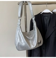 Sac Hobo argenté chic avec boucle papillon noire et texture douce en similicuir PU - Argent