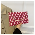 Moderna pochette a busta a scacchi rossi e bianchi con elegante bordo in metallo dorato - Rosso