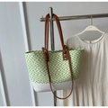 Borsa tote intrecciata verde e bianca con manici in pelle e motivo geometrico a forma di V - Verde