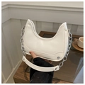 Borsa a tracolla a mezzaluna bianco crema con catena argento e dettagli di rivetti metallici - Bianco