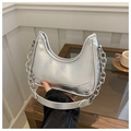 Dettaglio borsa a mezzaluna argento metallizzato con catena spessa e pelle PU liscia - Argento