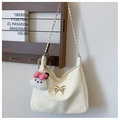 Minimalistische beige schoudertas met metalen strik en pluchen hanger op houten rekje - Beige Met Hanger