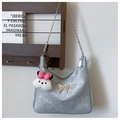 Minimalistische zilveren schoudertas met vlindergesp en pluche konijnenhanger accessoire - Zilver (Met Hanger)