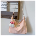Roze suède halve maan schoudertas met metalen ketting en schattige pluche hanger - Roze met hanger