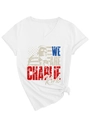 Dettaglio della t-shirt bianca con scollo a V, stampa Charlie Kirk e nodo sull'orlo - S / Bianco