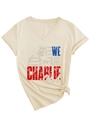Dettaglio maglietta con scollo a V con grafica vintage di Charlie Kirk e stampa bandiera USA - S / Sabbia
