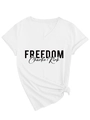 Detalle de camiseta blanca con cuello en V, estampado Freedom Charlie Kirk y nudo en bajo - S / Blanco (Fuente Negra)