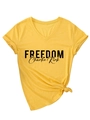 Detalle de camiseta amarillo mostaza con cuello en V, texto Freedom y nudo en el bajo - S / Amarillo (Fuente Negra)