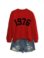 Detail eines roten Sweatshirts mit 1976-Aufdruck und Distressed-Denim-Shorts - S / Rotes Sweatshirt (Schwarze Schrift)