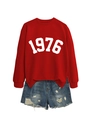Detailansicht eines roten Sweatshirts mit 1976 Aufdruck und Distressed Denim Shorts - S / Rotes Sweatshirt (Weiße Schrift)