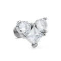 Détail macro d'un piercing labret en forme de cœur en acier inoxydable et cristaux - Design de Grappe à Trois Pierres (CD00437 Blanc K)