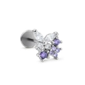 Primer plano de piercing labret plateado con circonitas violetas y blancas de mariposa - Estilo Mariposa Morada (CD00466 Blanco K)