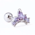 Dettaglio di orecchino a corona con zirconi viola e chiusura a vite in argento - Stile Corona (EGD0269) / Viola/Argento