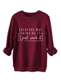 Détail d'un sweat bordeaux en polaire avec texte blanc et revers au niveau du poignet - S / Bordeaux
