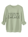Detail von salbeigrünem Sweatshirt mit Slogan und Rippbündchen in flacher Liegeform - Olivgrün