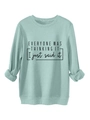 Detail eines hellblauen Fleece-Sweatshirts mit schwarzem Typografie-Aufdruck auf der Front - Hellgrün