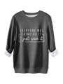 Detail eines dunkelgrauen Sweatshirts mit warmem Fleecefutter und weißem Slogan-Aufdruck - Dunkelgrau