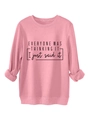 Detail eines rosa Sweatshirts mit schwarzem Slogan und gerippten Ärmelbündchen - Pfirsich