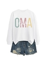 Détail du sweat blanc avec lettrage coloré OMA life et short en jean style rétro - Blanc