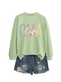 Détail à plat d'un sweat vert clair avec texte OMA life et un short en jean déchiré - Vert olive