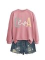 Détail du sweat rose OMA life avec imprimé lettres, poignets côtelés et short en denim bleu - Or rose