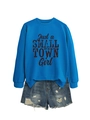 Dettaglio della stampa Just a SMALL TOWN Girl sulla felpa blu con pantaloncini di jeans - S / Blu Lago