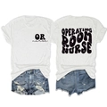 Vorder- und Rückansicht des weißen OP-Schwester T-Shirts mit Vintage-Aufdruck und Jeans - Weiß (Schwarzer Druck)