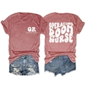 Flach liegendes weinrotes T-Shirt für OP-Schwestern mit Vorder- und Rückseiten-Print - Roségold (Weißer Druck)