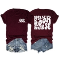 Detail eines weinroten T-Shirts mit OP-Schwester-Rückenprint und Denim-Shorts - Weinrot (Weißer Druck)