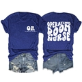 Detailansicht der Rückseite des marineblauen T-Shirts mit Operating Room Nurse Druck - Retroblau (WeiBer Druck)