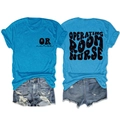 Vorder- und Rückansicht des blauen OP-Schwester T-Shirts mit zerrissenen Denim-Shorts - Seeblau (Schwarzer Druck)